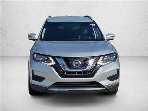 Used 2017 Nissan Rogue SV w/ SV Premium Package FWD image 2