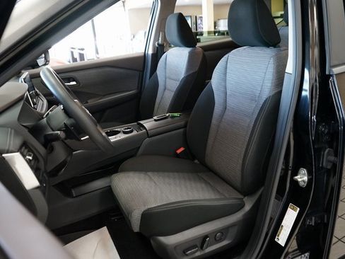 Used 2023 Nissan Rogue SV image 2