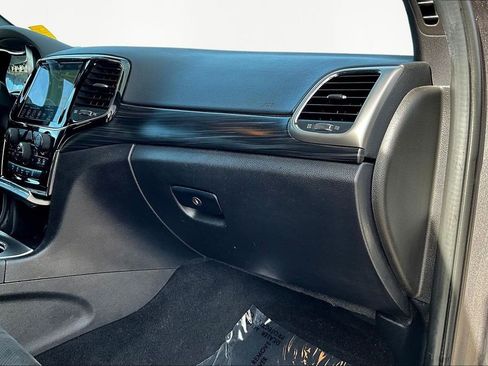 Used 2021 Jeep Grand Cherokee Laredo X image 16