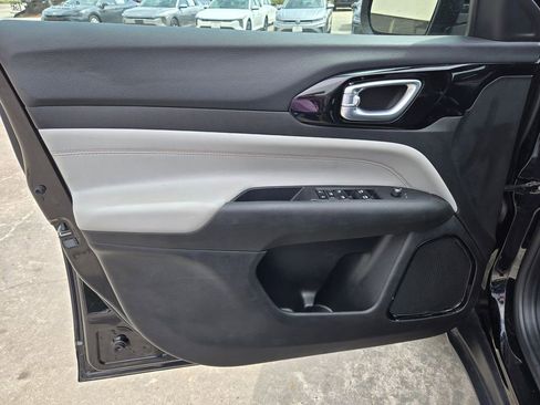 Used 2025 Jeep Compass Limited image 10