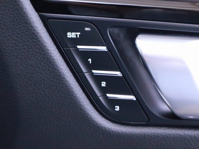 Certified 2024 Porsche Macan AWD/4WD image 22