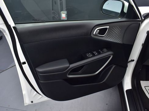 Used 2023 Kia Soul LX w/ LX Technology Package image 11