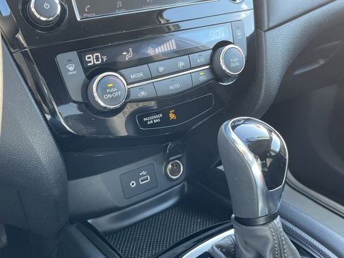 Used 2018 Nissan Rogue SV image 28