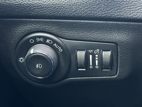 Used 2021 Jeep Compass Latitude w/ Sun and Sound Group AWD/4WD image 30