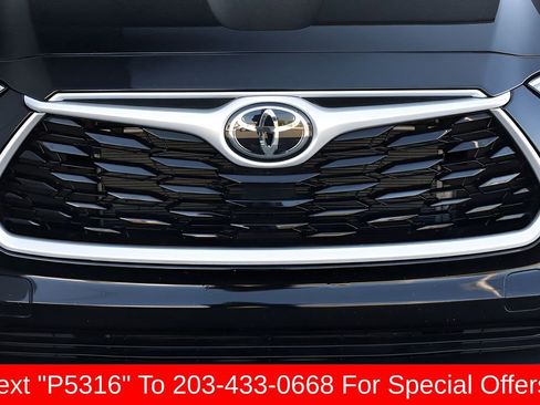 Used 2023 Toyota Highlander XLE AWD/4WD image 8