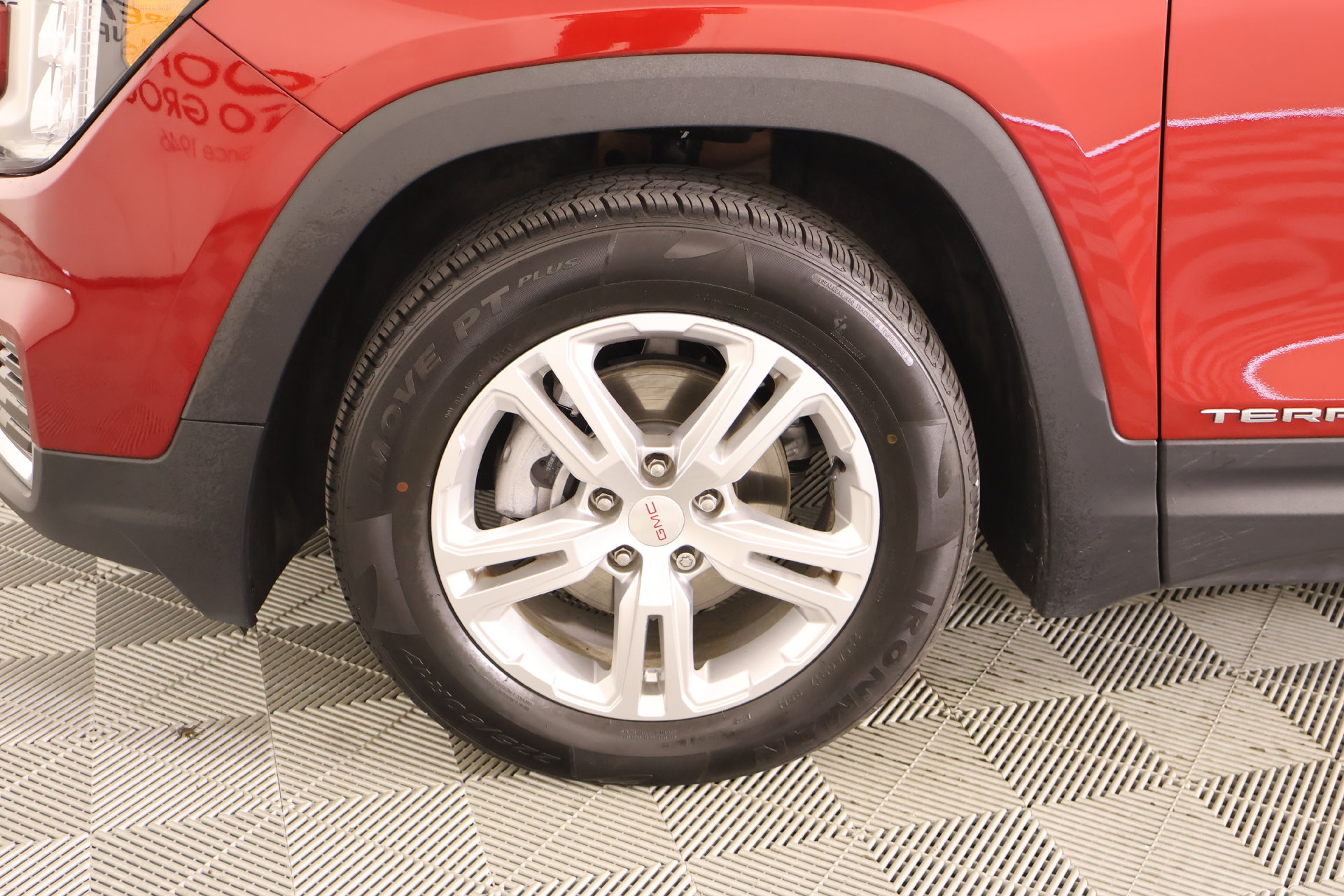 Used 2023 GMC Terrain SLE w/ Driver Convenience Package FWD image 17