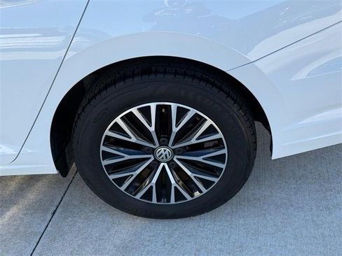 Used 2019 Volkswagen Jetta SE image 9