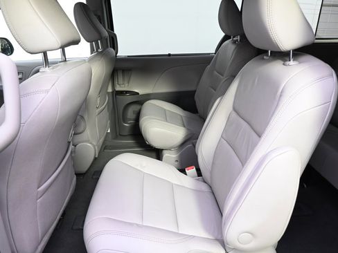 Used 2019 Toyota Sienna XLE image 19