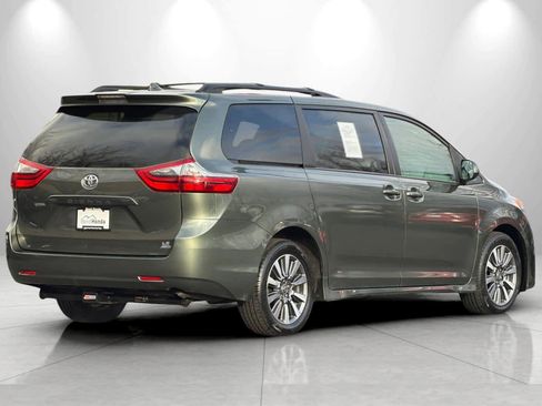 Used 2020 Toyota Sienna LE image 2