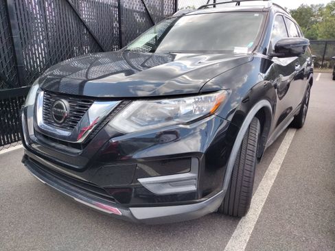 Used 2019 Nissan Rogue SV w/ Premium Package FWD image 2