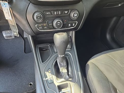 Used 2019 Jeep Cherokee Latitude w/ Popular Appearance Group image 15