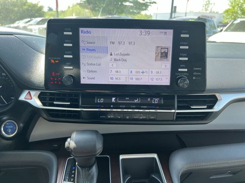 Used 2022 Toyota Sienna LE FWD image 18