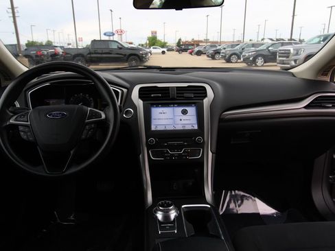 Used 2017 Ford Fusion SE w/ Fusion SE Technology Package FWD image 40