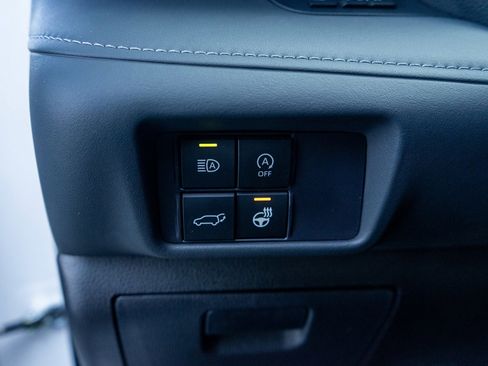 Used 2025 Toyota Highlander XLE image 16