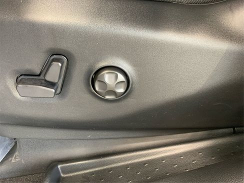 Used 2025 Chrysler Pacifica Limited image 18