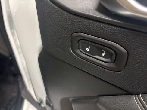 Used 2018 Jeep Wrangler Unlimited Sahara AWD/4WD image 39