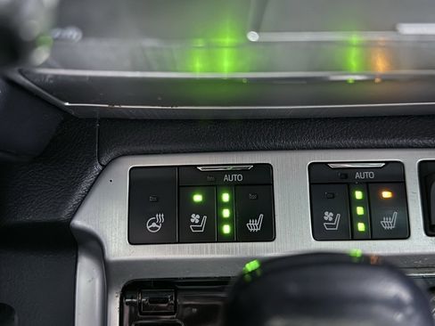 Used 2016 Toyota Land Cruiser image 40