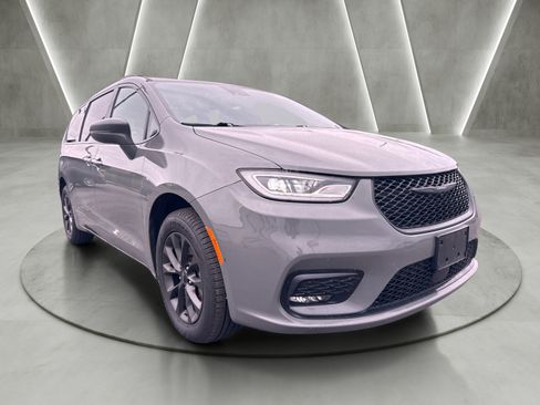 Used 2022 Chrysler Pacifica Touring-L w/ S Appearance Package AWD/4WD image 1