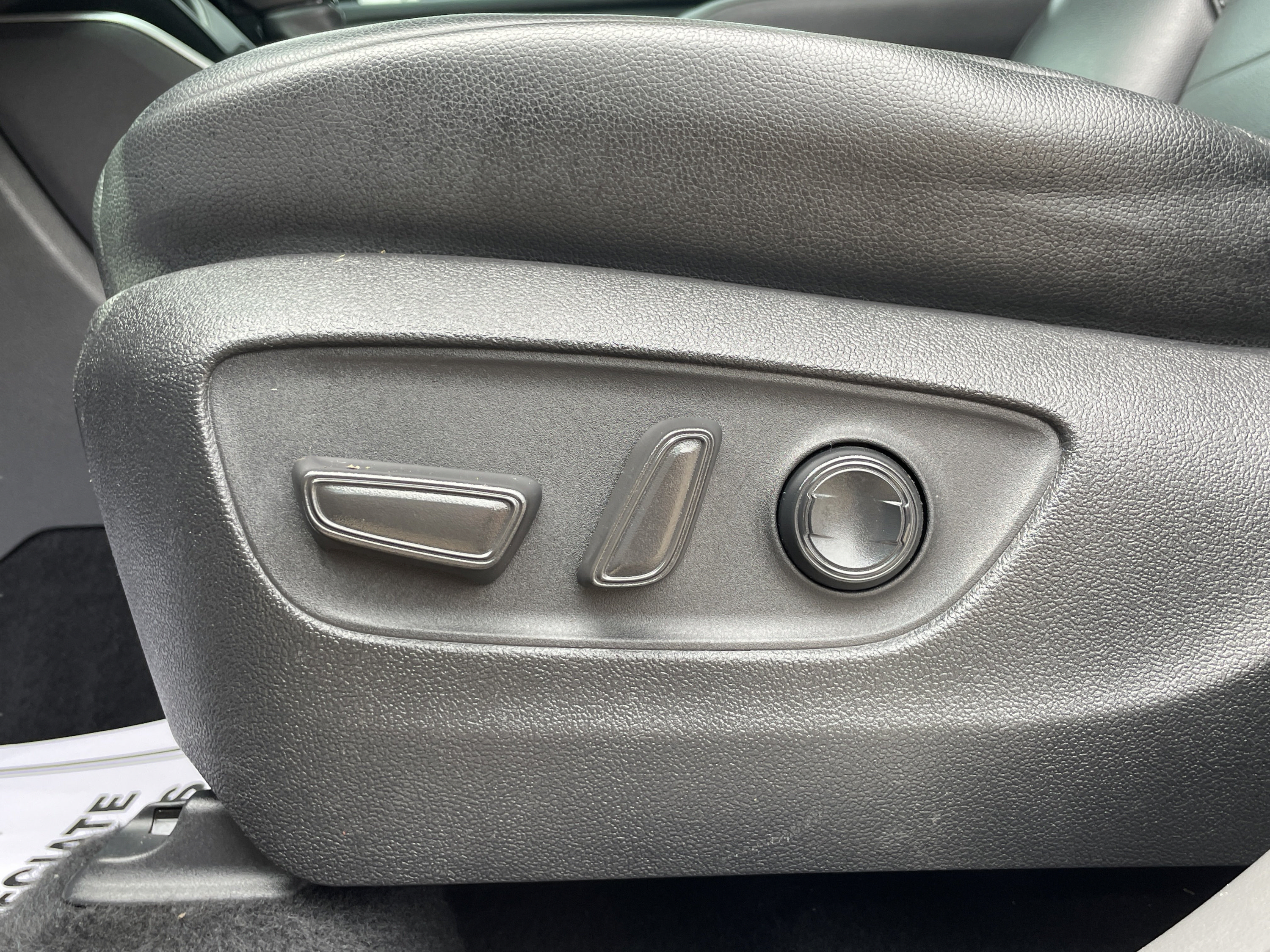 Used 2021 Toyota Highlander XLE AWD/4WD image 12