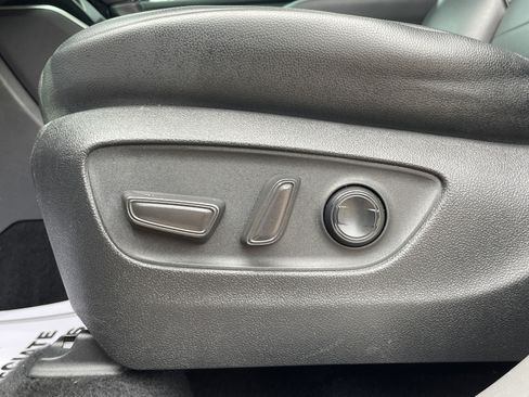 Used 2021 Toyota Highlander XLE AWD/4WD image 12