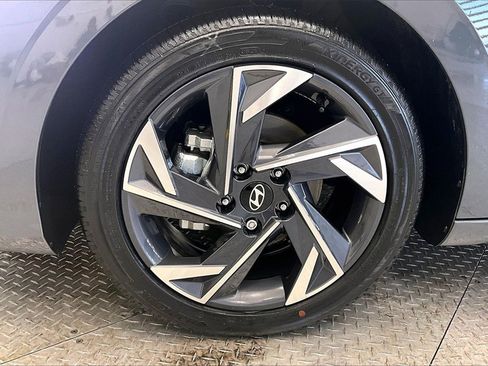 Certified 2025 Hyundai Elantra SEL image 8