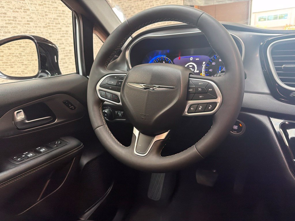 Used 2026 Chrysler Pacifica Select FWD image 19