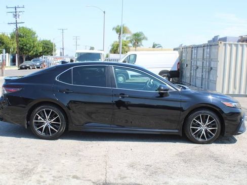 Used 2024 Toyota Camry SE FWD image 3