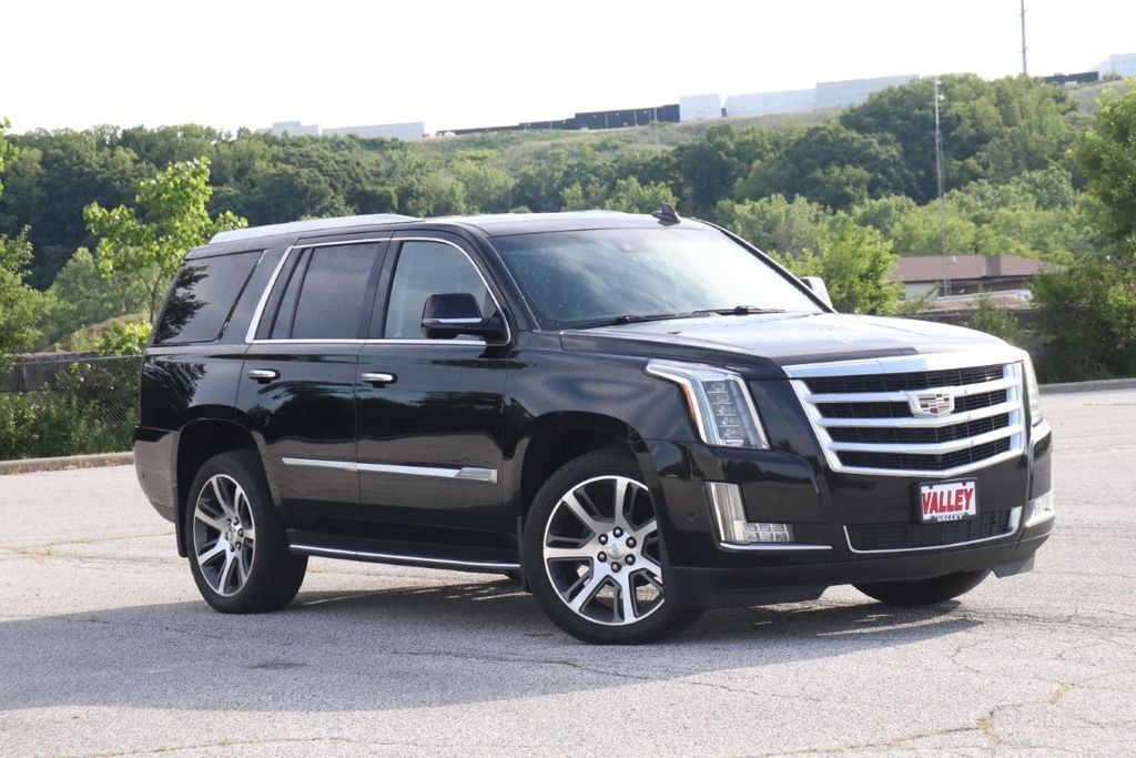 Used 2017 Cadillac Escalade Luxury AWD/4WD image 2