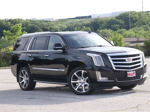 Used 2017 Cadillac Escalade Luxury AWD/4WD image 2