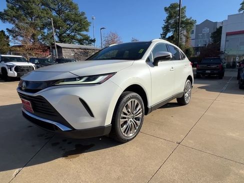 Used 2022 Toyota Venza XLE image 2