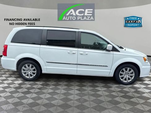 Used 2016 Chrysler Town & Country Touring FWD image 4