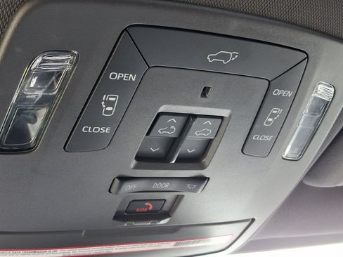 Certified 2023 Toyota Sienna Platinum image 28