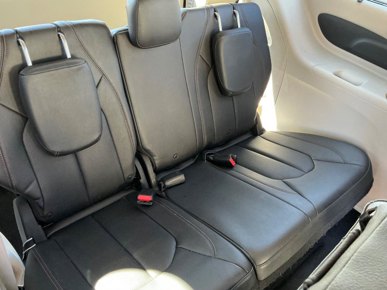 Used 2018 Chrysler Pacifica Touring-L w/ Tire & Wheel Group FWD image 14