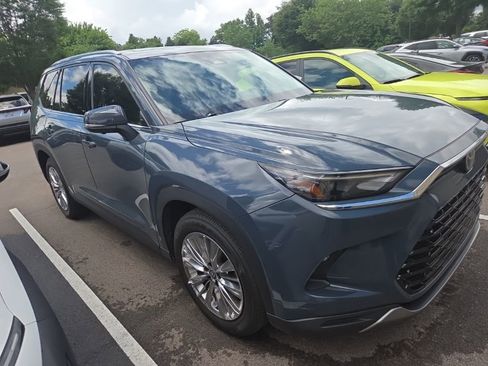 Used 2024 Toyota Grand Highlander AWD image 3