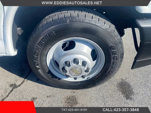 Used 2017 Chevrolet Express 4500 Extended RWD image 25