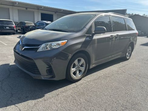 Used 2020 Toyota Sienna LE image 3