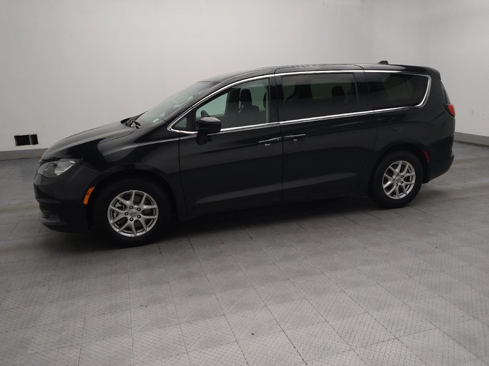 Used 2023 Chrysler Voyager LX FWD image 2