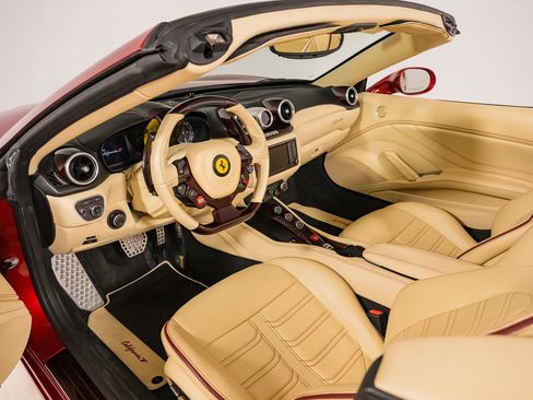 Used 2015 Ferrari California T RWD image 25