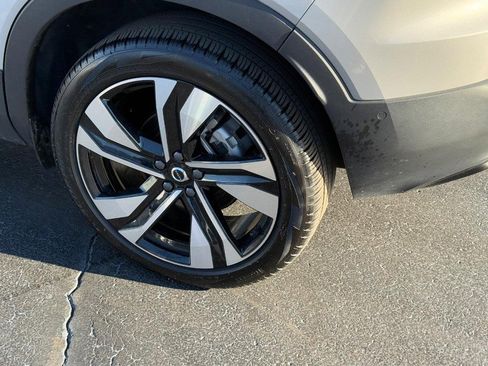 Certified 2025 Volvo XC40 B5 Plus image 8