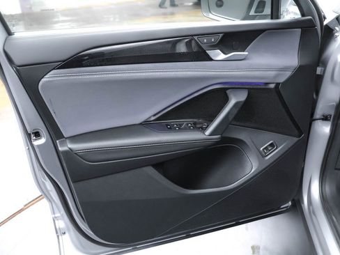 Used 2025 Volkswagen Tiguan SE image 16