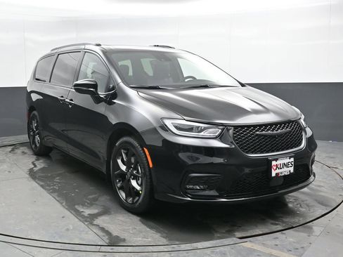 New 2026 Chrysler Pacifica Select w/ S Appearance Package FWD image 4