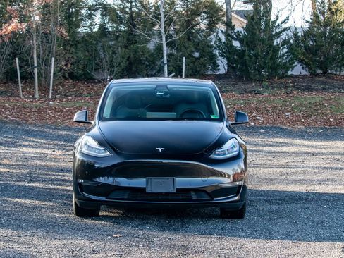 Used 2022 Tesla Model Y Long Range image 2