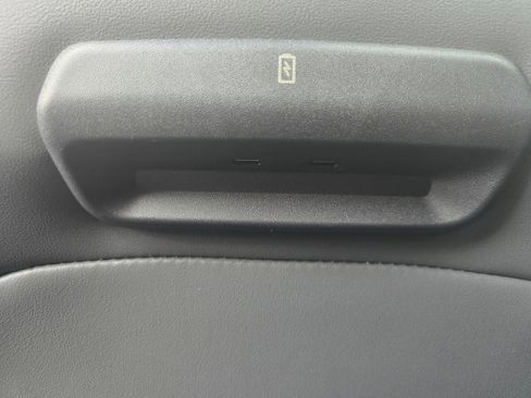 New 2025 Ford Expedition Active image 16