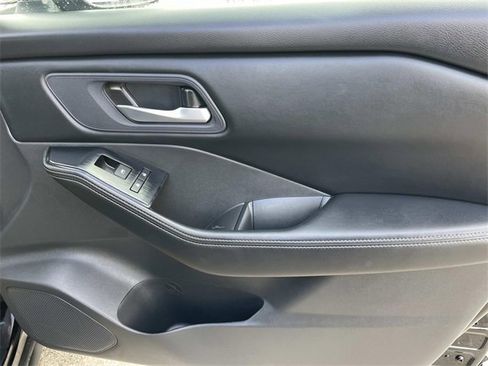 Used 2024 Nissan Rogue SV image 34