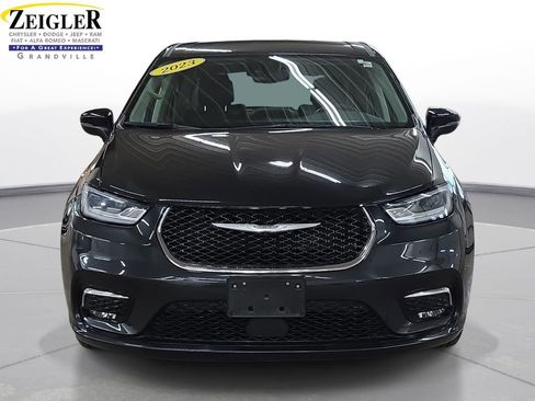 Certified 2023 Chrysler Pacifica Touring-L FWD image 2