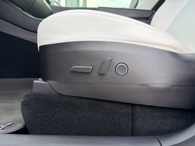 Used 2022 Tesla Model Y Performance AWD/4WD image 18