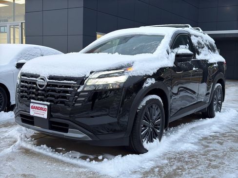 New 2026 Nissan Pathfinder SL image 2