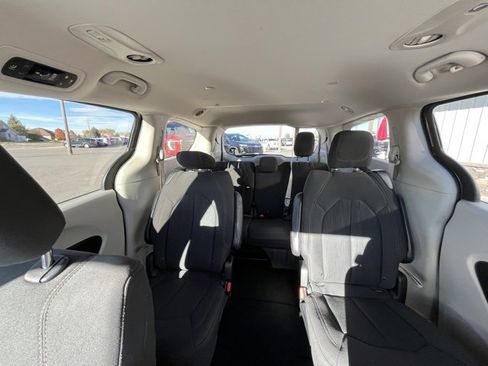 Used 2019 Chrysler Pacifica Touring image 33