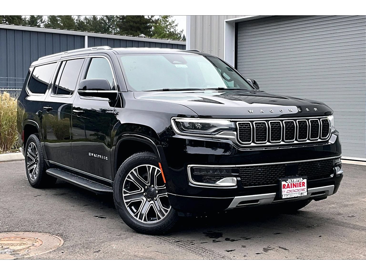 Used 2024 Jeep Wagoneer L Series II w/ Flexible Seating Group RWD image 1