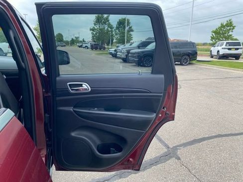 Used 2020 Jeep Grand Cherokee Laredo AWD/4WD image 28